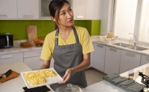 lifestyle-people-learning-make-sushi